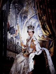K&ouml;nigin Elizabeth II., abgebildet in ihrer Robe anl&auml;sslich ihrer Kr&ouml;nung, Juni 1953.