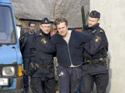 ARD MANKELLS WALLANDER - AM RANDE DER FINSTERNIS (m&ouml;rkret), Schweden/Deutschland 2005, Regie Stephan Apelgren, am Freitag (22.02.13) um 23:30 Uhr im Ersten. Stefan Lindman (Ola Rapace, links) und sein uniformierter Kollege Svartman  (Frederik Gunnarson, rechts) nehmen den zwielichtigen Schul-Hausmeister (Stefan G&ouml;dicke) fest, der als Drahtzieher in  einem Kinderprostitutions-Ring t&auml;tig war.