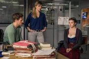 Dominik Morgenstern (Joscha Kiefer, l.) und Resi Schwaiger (Mersiha Husagic, M.) befragen Amelie Sommerer (Lavinia Thelen Nowak, r.).