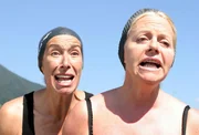"Vier Frauen und ein Todesfall", "Trockenschwimmer." Begr&auml;bnis des Profi-Schwimmsportlers und vielfachen Meisters Karl Landauer. Er fand einen tragischen Tod. Wie jeden Morgen ist er vom Balkon seines Hauses in den Pool gesprungen. Nur leider war er an diesem Tag leer. Der Aufprall war hart und t&ouml;dlich, die Trauer gro&szlig;. Der gesamte Schwimmverein tritt zum Gedenkschwimmen an, und besonders der Wirt Salchegger ist schwer getroffen, hat er doch seinen besten Freund verloren. Er zweifelt hartn&auml;ckig an einem nat&uuml;rlich Tod Landauers. Diesmal jedoch sind die vier Frauen - einig wie selten - von einem Unfall &uuml;berzeugt. Folglich bleibt die Ermittlungsarbeit am Dorfgendarmen h&auml;ngen, dem sich Salchegger, der B&uuml;rgermeister und Marias Sohn Franzi anschlie&szlig;en. Deren dilettantische Vorgangsweise aber l&auml;sst unsere vier Frauen erschaudern und sie nehmen doch eigene Ermittlungen auf.Im Bild (v.li.): Adele Neuhauser (Julie), Brigitte Kren (Maria).
