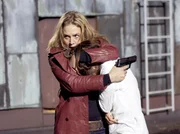 hr-fernsehen MANKELLS WALLANDER - AM RANDE DER FINSTERNIS (M&ouml;rkret), Spielfilm, Schweden/Deutschland 2005, Regie: Stephan Apelgren, am Dienstag (16.03.10) um 23:30 Uhr. Linda Wallander (Johanna S&auml;llstr&ouml;m, links) hat die Sch&uuml;lerin Tove Sahlin (Morea Mygren Johansson) gerettet.