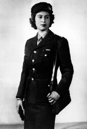 Prinzessin Elizabeth (sp&auml;ter K&ouml;nigin Elizabeth II.) w&auml;hrend des Wehrdienstes im Zweiten Weltkrieg in ihrer ATS-Uniform im Alter von 19 Jahren, 1945.