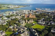 Die St.-Magnus-Kathedrale dominiert das Bild der Hauptstadt Kirkwall.
