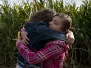 Annika (Alexandra Schiller, li.) f&auml;llt vollkommen aufgel&ouml;st ihrer besten Freundin (Viktoria Krause, re.) in die Arme.