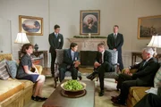 Verteidigungsministerin Ruth McMillan (Melissa Leo), Kang (Rick Yune, 2.v.l.), Keong Sim, Pr&auml;sident Benjamin Asher (Aaron Eckhart, 3.v.r.), Cole Hauser (2.v.r.).