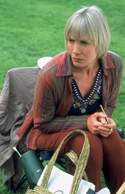 Joyce Barnaby (Jane Wymark).