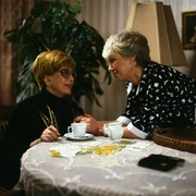 Nach einer krisenreichen Zeit haben Hannelore (Maria Sebaldt, r.) und Oma K&auml;the (Edith Schollwer, l.) wieder mehr zueinander gefunden.