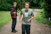 Kokainentzug macht Jan Maybach (Marco Girnth, r.) sichtlich zu schaffen, er merkt dass er nicht mehr so fit ist wie fr&uuml;her. Beim Joggen wird er von dem Junkie Ulf Lattka (Tillmann Eckardt, l.) angep&ouml;belt.