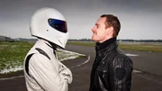 Hollywood-Star Michael Fassbinder (r.), heutiger Protagonist in "Das preiswerte Auto", mit "The Stig". Hollywood-Star Michael Fassbinder (r.), heutiger Protagonist in "Das preiswerte Auto", mit "The Stig".