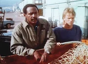 MacGyver (Richard Dean Anderson, r.) und Hines (Richard Roundtree, l.) haben gemeinsam eine Schlacht geschlagen.