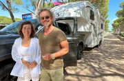 Britta (l) und Andreas vor ihrem Fifthwheeler auf einem Campingplatz der Baia Holiday.