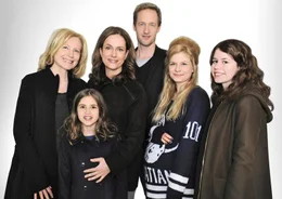 Die erfolgreiche Marketingspezialistin Fiona (Claudia Michelsen, 2. v. links) hat gemeinsam mit ihren beiden T&ouml;chtern Paulette (Luise Aschenbrenner, rechts) und Lina (Laura Kirsch, unten links), ihrer Mutter Gitta (Maren Kroymann, links) sowie ihrem Mann Ben (Stephan Kampwirth) und dessen Geliebter Julia (Birte Hanusrichter) eine etwas andere Familie gegr&uuml;ndet.