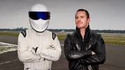 Hollywood-Star Michael Fassbinder (r.), heutiger Protagonist in "Das preiswerte Auto", mit "The Stig".