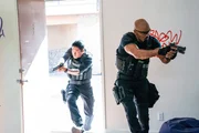 hintern-vorne: Officer Victor Tan (David Lim), Sergeant Daniel 'Hondo' Harrelson (Shemar Moore)