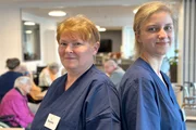 Die Pflegefachkr&auml;fte Ramona M&uuml;ller (li.) und Angelina Thuro &ndash; auch in der Pflege ist New Work ein Thema.