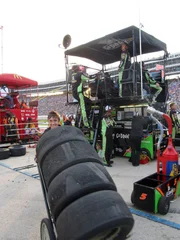 Richard Hammond ist in Texas in die Welt der Nascar-Rennen eingetaucht und assistiert dem Team beim Reifenwechsel.