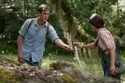 Zwischen Tate (Taylor John Smith) und Kya (Daisy Edgar-Jones) entwickelt sich eine zarte, aber best&auml;ndige Freundschaft &ndash; bis Tate aus beruflichen Gr&uuml;nden den Ort wechseln muss.