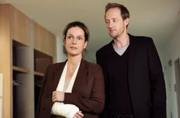 ARD SEITENSPRUNG, Deutschland 2014, Regie Sabine Boss, am Freitag (19.09.14) um 20:15 Uhr im Ersten Fiona (Claudia Michelsen), nach einem Sturz vom Trampolin etwas ramponiert, rauft sich mit ihrem Mann Ben (Stephan Kampwirth) zusammen.
