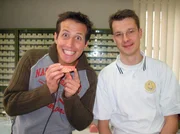 Von links: Der Moderator Willi Weitzel in der Praxis von Zahnarzt Dr. Wetzel.