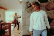 Brett (Linden Ashby, l.) hat in dem Haus verd&auml;chtige Ger&auml;usche geh&ouml;rt. MacGyver (Richard Dean Anderson, r.) hofft, nicht entdeckt zu werden.