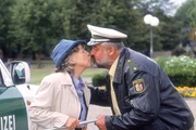 Herzberger (Dietmar Huhn) bekommt Besuch von seiner Mutter Elfriede (Regine Lutz), die sich schon bald in einen Fall verstrickt.