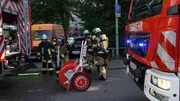 Die M&auml;nner der Feuerwehrwache in Essen werden &uuml;ber mehrere Wochen begleitet. Sie sind vor Ort und helfen, wenn auf einmal ganze Existenzen in Schutt und Asche liegen.