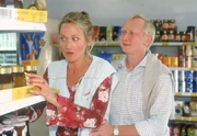 Der l&uuml;sterne Kunde Klinkhammer (Dirk Salomon) geht Rita (Gaby K&ouml;ster) an die W&auml;sche, worauf diese sich mit einem Salamihieb revanchiert.
