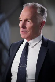 Commander Robert 'Bob' Hicks (Patrick St. Esprit).