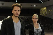 Anna (Jeanette Biedermann, r.) entscheidet sich endg&uuml;ltig f&uuml;r Enrique (Jacob Weigert, l.) und damit auch f&uuml;r die Selbstst&auml;ndigkeit. Als Quirin, Annas Auftraggeber, dann aber die Deadline f&uuml;r die Ballettkost&uuml;me vorverlegt, droht ihr Plan zu scheitern ...