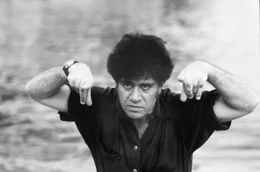 Almod&oacute;var, der demiurgenhafte Regisseur, zeichnet sich durch ein Kino der Begierde aus, das provokativ und bahnbrechend ist und in dem alle Genres zum Ausdruck kommen.