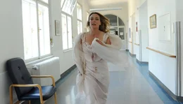 Hannah (Aglaia Szyszkowitz) eilt zu ihrer Mutter ins Krankenhaus, denn sie bef&uuml;rchtet das Schlimmste.