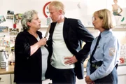 Uschi (Barbara Freier, li.) glaubt, dass Jutta (Claudia Loerding) der Grund f&uuml;r die Scheidung ist. Als sie ihren Noch-Ehemann (Rainer Goernemann) und Jutta zusammen trifft, eskaliert die Situation...