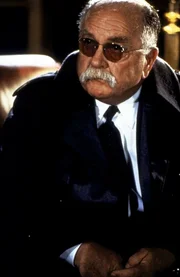 FBI-Agent William Devasher (Wilford Brimley) bewegt sich auf d&uuml;nnem Eis ...