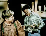 Josh (James Bond III, r.) erz&auml;hlt John Walton (Ralph Waite, l.) wo er gelernt hat, so geschickt Trompete zu spielen.