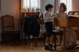 Wolfgang Amadeus Mozart (Daniel Ciurte) und Maria Anna Mozart (Chloe Brown) als Kinder.