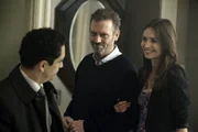 Weil Dominika (Karolina Wydra, r.) Probleme mit der Einwanderungsbehörde hat, müssen sie und House (Hugh Laurie, M.) bei dem Beamten Nate Weinman (Jose Zuniga, l.) vorsprechen ... Weil Dominika (Karolina Wydra, r.) Probleme mit der Einwanderungsbehörde hat, müssen sie und House (Hugh Laurie, M.) bei dem Beamten Nate Weinman (Jose Zuniga, l.) vorsprechen ...
