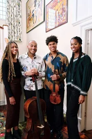 Sheku Kanneh-Mason (2.v.l.) und seine Familie: Die Dokumentation unternimmt auch einen Streifzug durch den lebendigen und bunten Londoner Stadtteil Peckham.