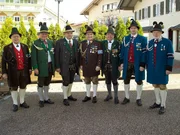 46 Gebirgssch&uuml;tzenkompanien gibt es heute im Bayerischen Alpenvorland - von Garmisch-Partenkirchen im Westen bis Bad Reichenhall im Osten. Einst wurden sie zur Landesverteidigung gegr&uuml;ndet. Heute z&auml;hlt zu ihren offiziellen Aufgaben auch die Erhaltung und Pflege der Tracht. Jede Kompanie hat ihr eigene Montur, wie die Tracht der Gebirgssch&uuml;tzen genannt wird.