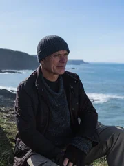 Der Biologe und Extremangler Jeremy Wade an der zerkl&uuml;fteten Atlantikk&uuml;ste