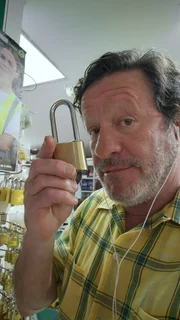 Javi (Joaquim de Almeida) wird von June &uuml;ber eine Online-Plattform als Gig-Worker angeworben und stellt f&uuml;r sie Nachforschungen in Kolumbien an.