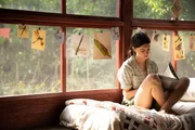 In der Einsamkeit ihres kleinen Hauses mitten im Marschland h&auml;lt Kya (Daisy Edgar-Jones) die Fauna und Flora ihrer Umgebung in langen Studien und detailreichen, wunderbaren Skizzen fest.
