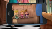Simon zeigt den anderen beiden Chipmunks das Video der Chipettes, welches sich innerhalb k&uuml;rzester Zeit gro&szlig;er Beliebtheit erfreut.