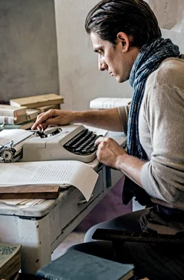 Der gro&szlig;e Traum Martin Edens (Luca Marinelli) ist es, Schriftsteller zu werden.