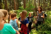 Damit Wildschwein, Reh und Fuchs noch lange im Wald zu finden sind, spielt die Waldp&auml;dagogik eine immer gr&ouml;&szlig;ere Rolle. Waldp&auml;dagogin Melanie Schwarzmeier tastet sich t&auml;glich gemeinsam mit den Kindern horchend und schmeckend durch den Naturpark Frankenwald.