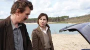Die Polizistin Romina Kaminzki (Kathrin Angerer, re.) und Ermittler Kai Matzen (Karsten Antonio Mielke) wissen wer die gefundene Leiche im Kofferraum des Autos ist.