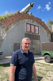 Der Ruppiner See ist der l&auml;ngste See Brandenburgs. Die bekannteste Stadt an seinen Ufern: Neuruppin &ndash; Fontanestadt und eine der ersten Garnisonsst&auml;dte Brandenburgs. Heute ist der 30.000 Einwohnerort am Ruppiner See und seine Umgebung f&uuml;r viele eine Oase der Lebenskunst: ob in den ber&uuml;hmten Hinterh&ouml;fen, beim Seefestival in Wustrau oder auf dem &bdquo;sch&ouml;nsten Bauernhof Deutschlands&ldquo;, Gut Hesterberg. - Wladimir Kaminer am Hangar 312 in Neuruppin - ehemals Sowjet-Milit&auml;rgel&auml;nde.