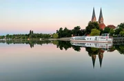 Der Ruppiner See ist der l&auml;ngste See Brandenburgs. Die bekannteste Stadt an seinen Ufern: Neuruppin &ndash; Fontanestadt und eine der ersten Garnisonsst&auml;dte Brandenburgs. Heute ist der 30.000 Einwohnerort am Ruppiner See und seine Umgebung f&uuml;r viele eine Oase der Lebenskunst: ob in den ber&uuml;hmten Hinterh&ouml;fen, beim Seefestival in Wustrau oder auf dem &bdquo;sch&ouml;nsten Bauernhof Deutschlands&ldquo;, Gut Hesterberg. - Klosterkirche St. Trinitatis - Wahrzeichen von Neuruppin.