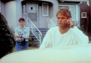 MacGyver (Richard Dean Anderson, r.) erf&auml;hrt, dass Hollys (Kimberly Neville, l.) Freund die Einbr&uuml;che geplant hat.