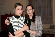 Katrin (Ulrike Frank, r.) kann Matilda (Anna-Katharina Fecher) in ihrer Angst kaum beruhigen.