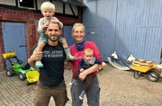 Familie Vieth mit Kindern auf ihrem neuen Hof.